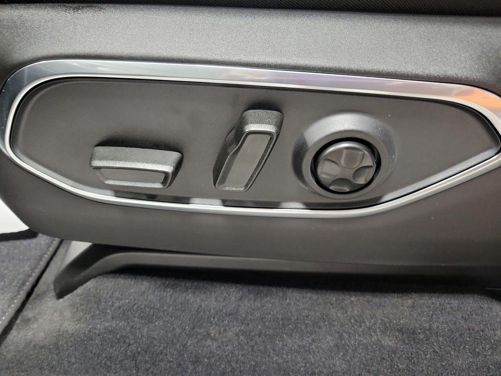new 2026 Jeep Grand Wagoneer L car, priced at $77,527