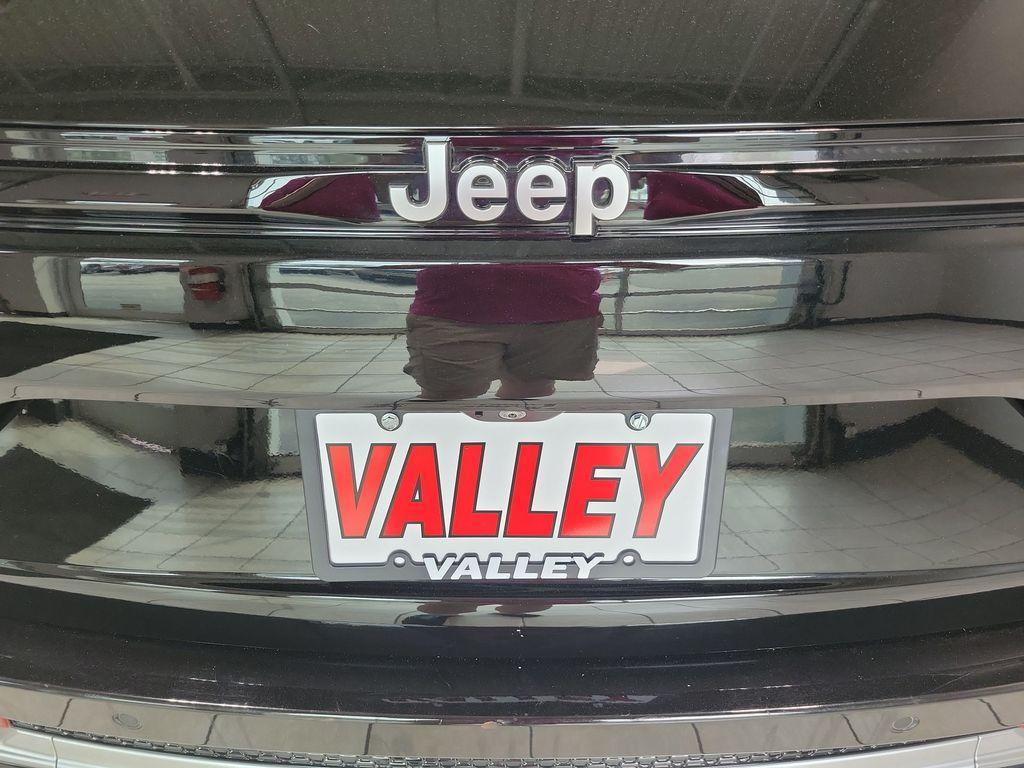 used 2022 Jeep Grand Cherokee car, priced at $33,000