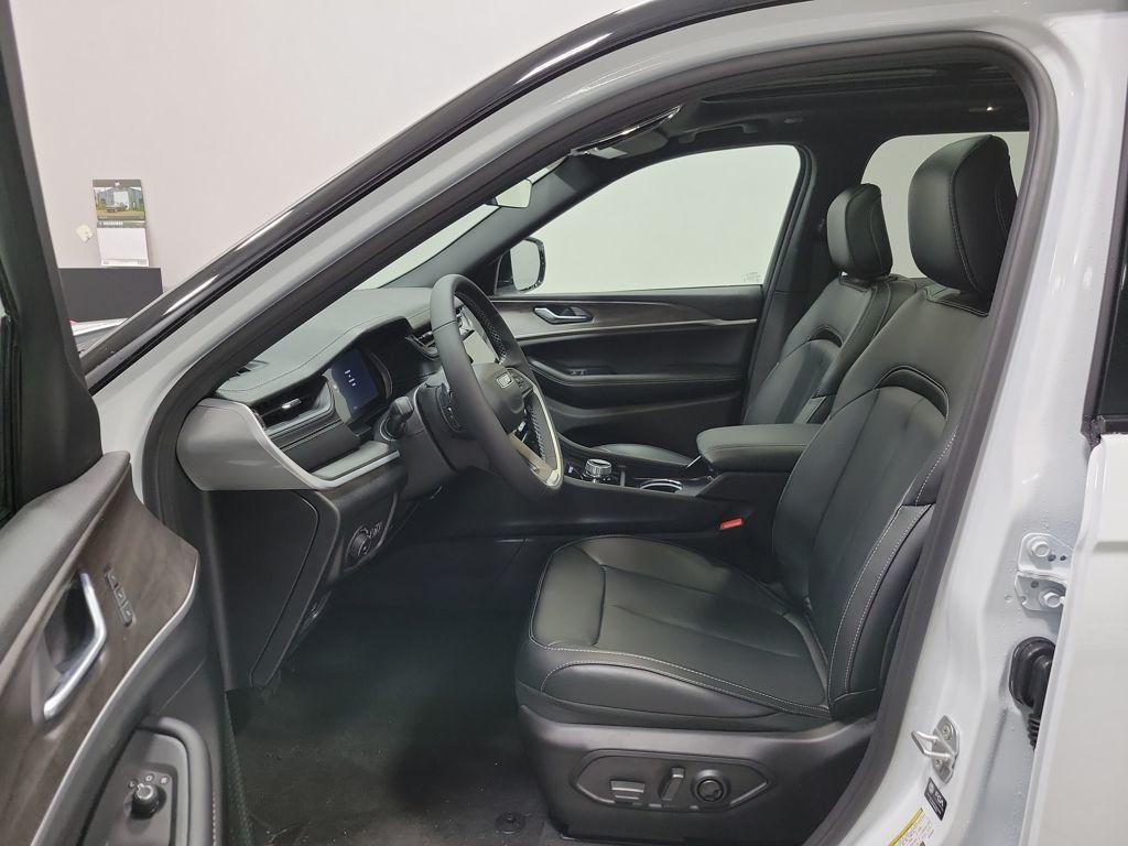 new 2025 Jeep Grand Cherokee car, priced at $49,186