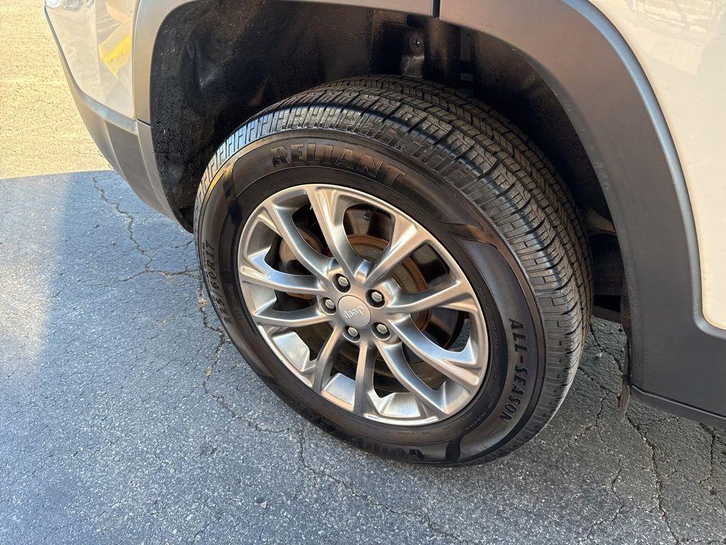 used 2019 Jeep Cherokee car