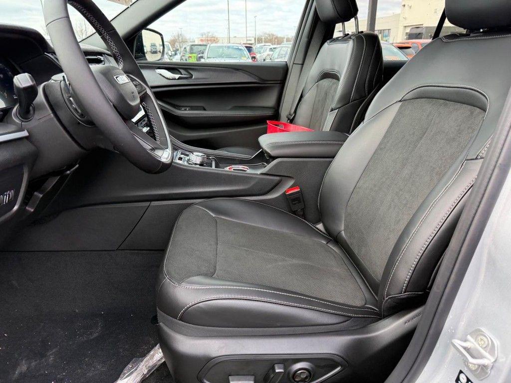 new 2025 Jeep Grand Cherokee car, priced at $42,701