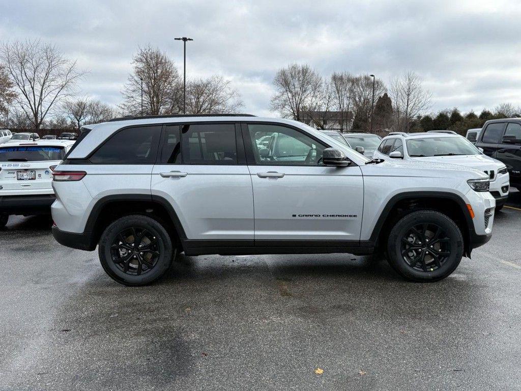 new 2025 Jeep Grand Cherokee car, priced at $42,701
