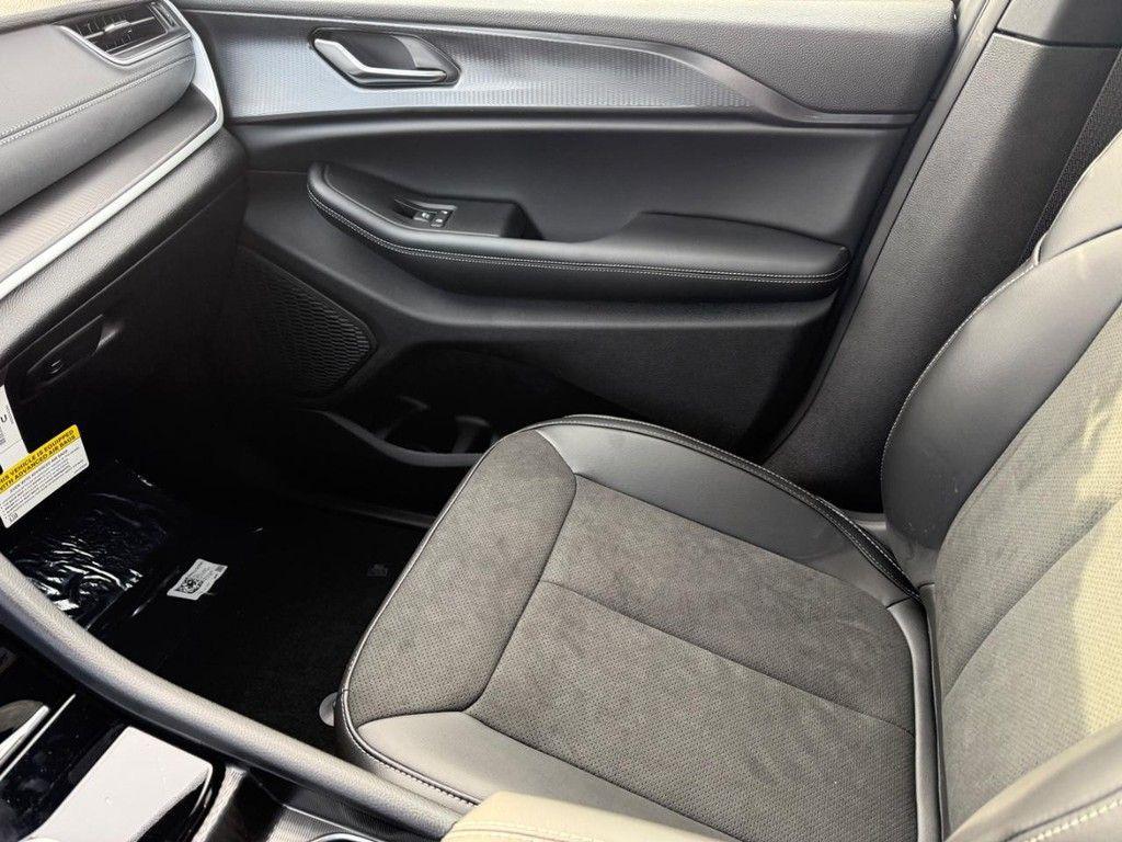 new 2025 Jeep Grand Cherokee car, priced at $43,130