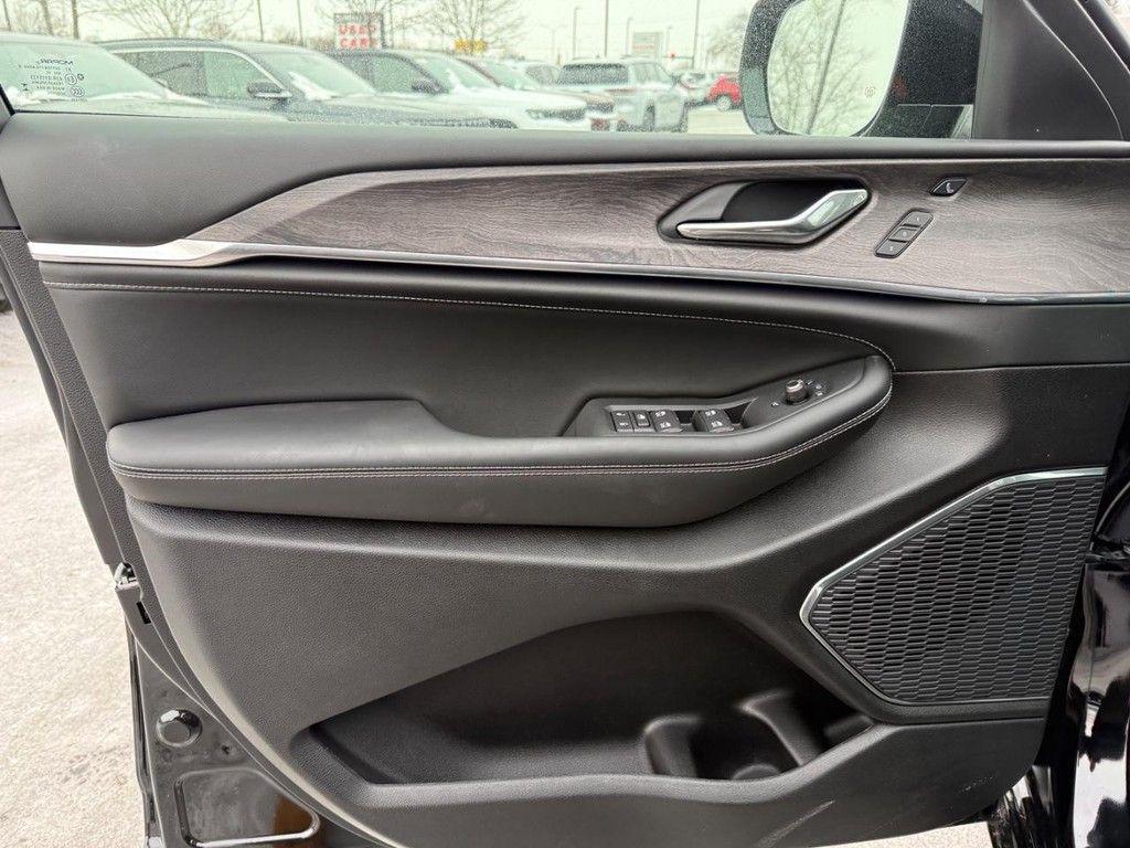 new 2025 Jeep Grand Cherokee car, priced at $55,668