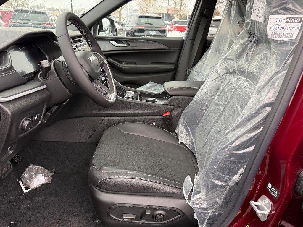 new 2025 Jeep Grand Cherokee car, priced at $42,264