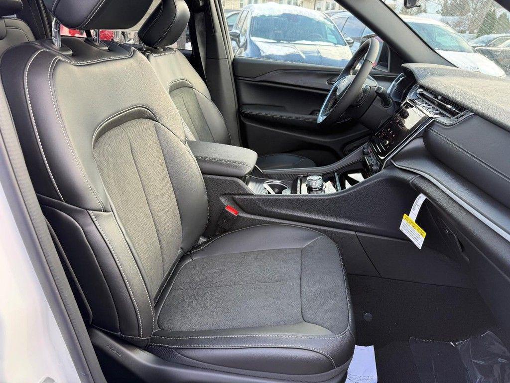 new 2025 Jeep Grand Cherokee car, priced at $42,113