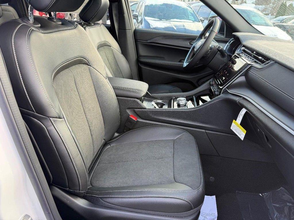 new 2025 Jeep Grand Cherokee car, priced at $42,113