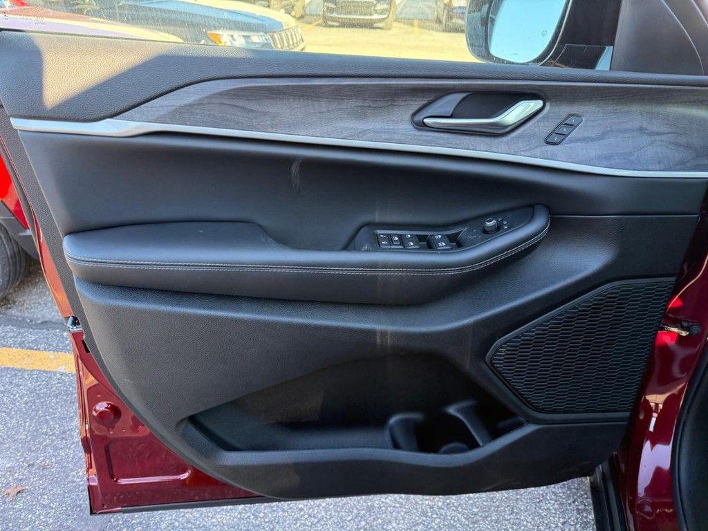 new 2025 Jeep Grand Cherokee car, priced at $42,113