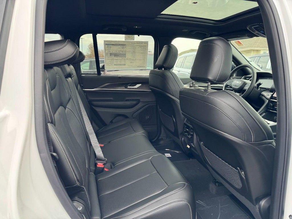 new 2025 Jeep Grand Cherokee car, priced at $48,000
