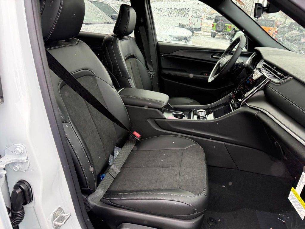 new 2025 Jeep Grand Cherokee L car, priced at $42,284