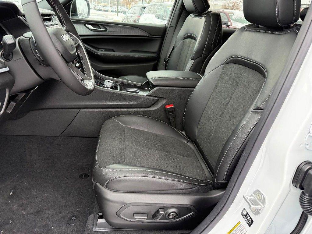 new 2025 Jeep Grand Cherokee car, priced at $42,113