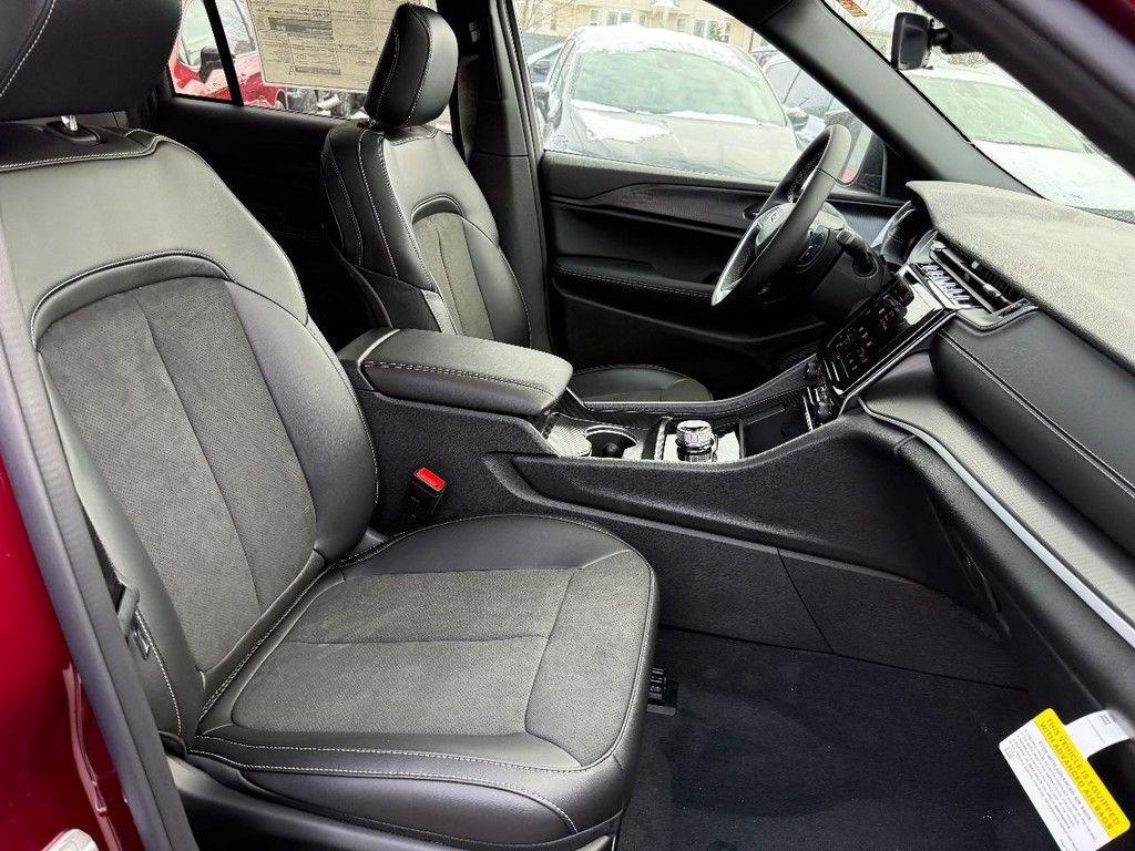 new 2025 Jeep Grand Cherokee car, priced at $42,131