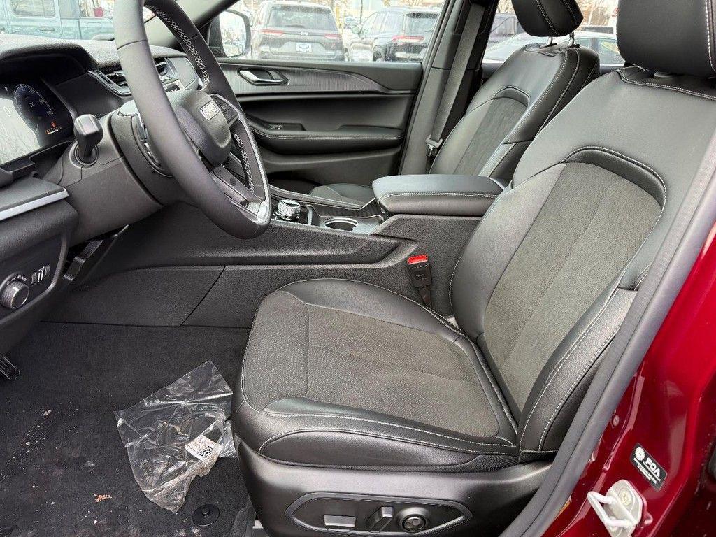 new 2025 Jeep Grand Cherokee car, priced at $42,131