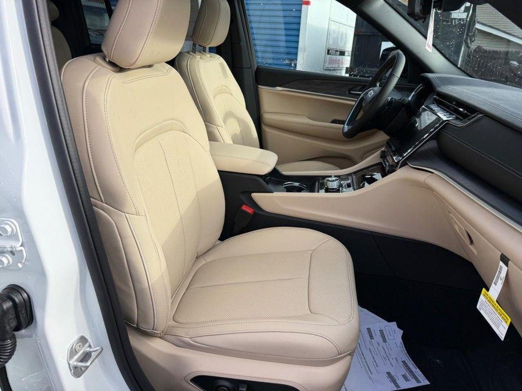 new 2025 Jeep Grand Cherokee car, priced at $47,091