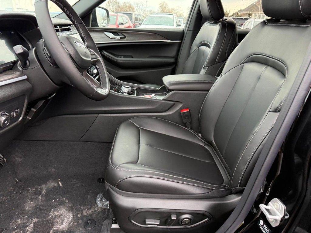new 2025 Jeep Grand Cherokee car, priced at $45,247