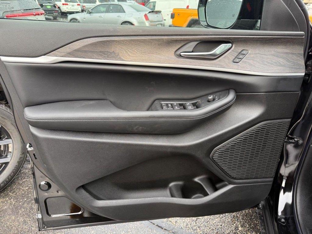 new 2025 Jeep Grand Cherokee car, priced at $45,247