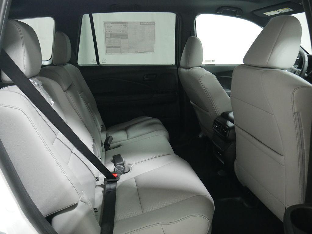new 2025 Honda Pilot car, priced at $44,695