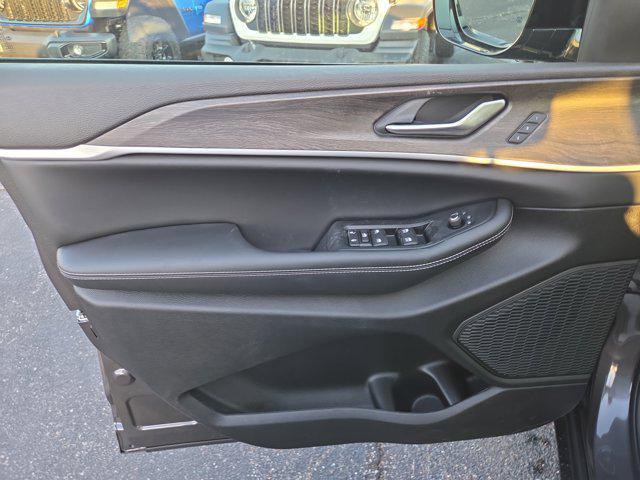 new 2025 Jeep Grand Cherokee car, priced at $49,999