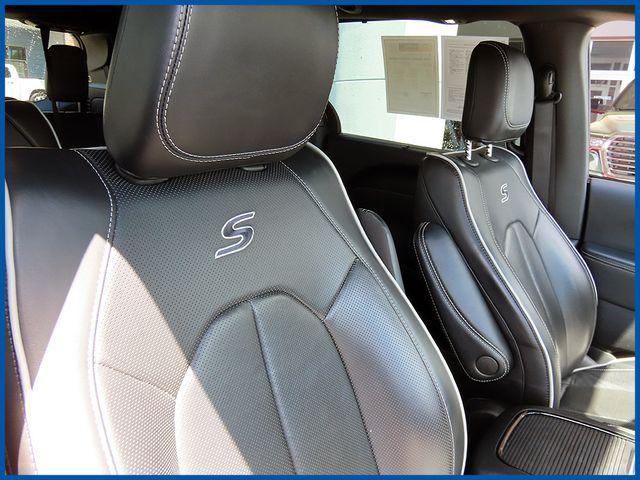 used 2025 Chrysler Pacifica car, priced at $36,206