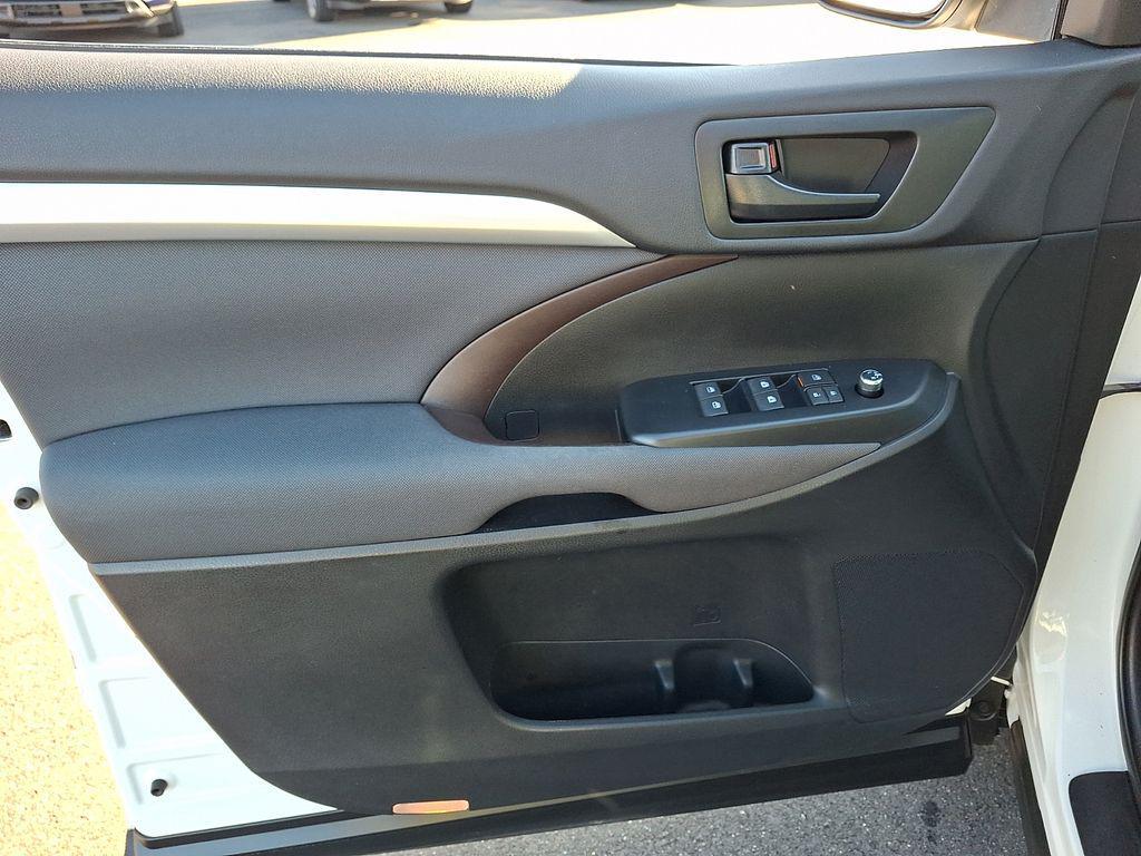 used 2019 Toyota Highlander car, priced at $21,629