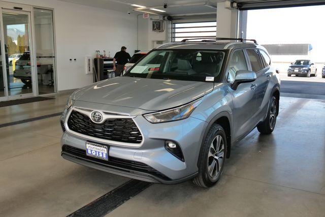 used 2023 Toyota Highlander car, priced at $33,999