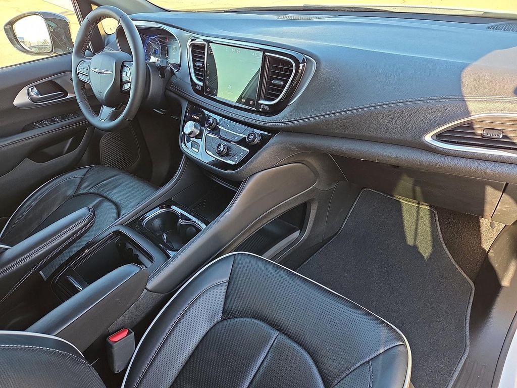 used 2025 Chrysler Pacifica car, priced at $35,712