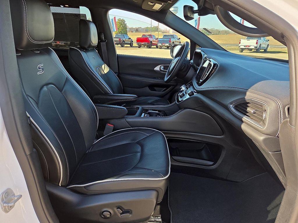 used 2025 Chrysler Pacifica car, priced at $35,712