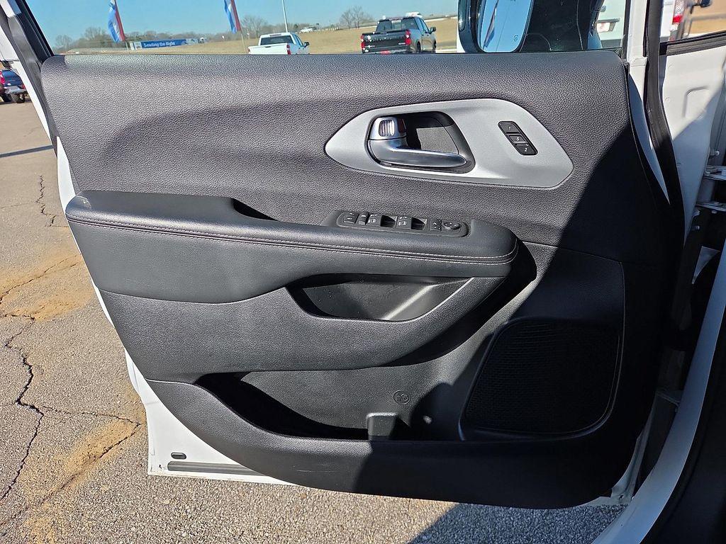 used 2025 Chrysler Pacifica car, priced at $35,712