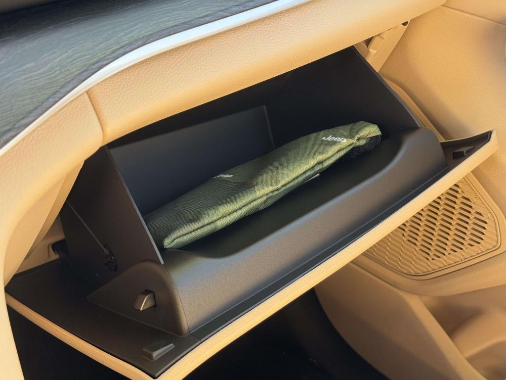 used 2024 Jeep Grand Cherokee car, priced at $35,995