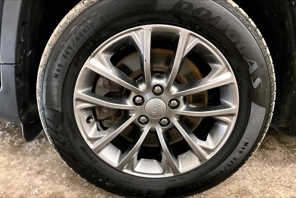 used 2020 Jeep Cherokee car, priced at $15,488