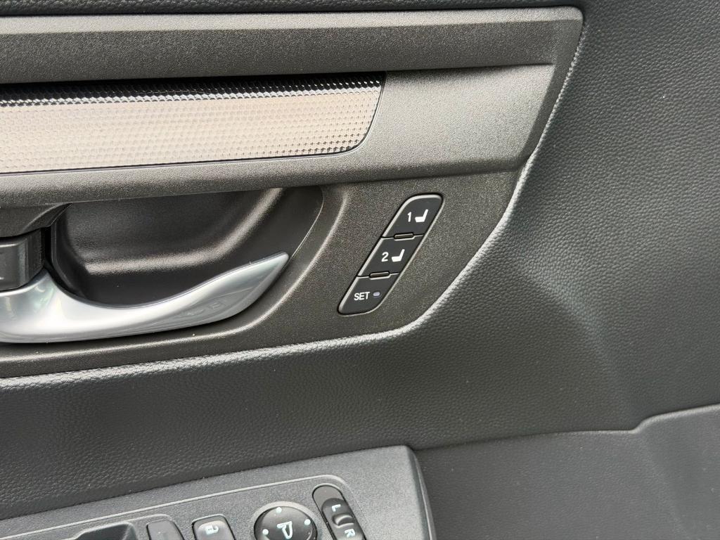 used 2025 Honda CR-V Hybrid car, priced at $31,900