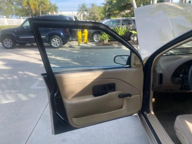 used 1995 Saturn SL car, priced at $5,900