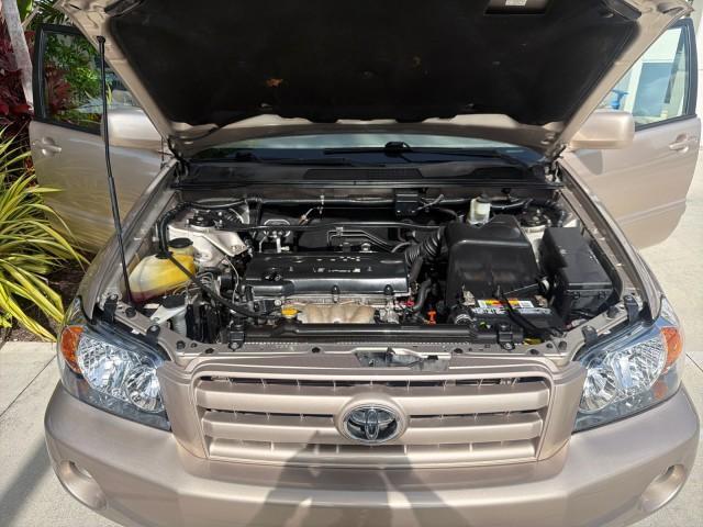 used 2007 Toyota Highlander car, priced at $12,900