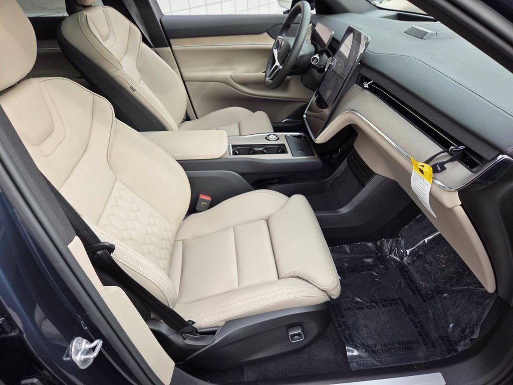 new 2025 Volvo EX90 car, priced at $79,685