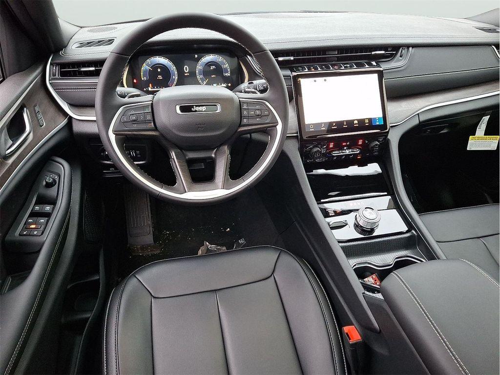 new 2025 Jeep Grand Cherokee car, priced at $46,015