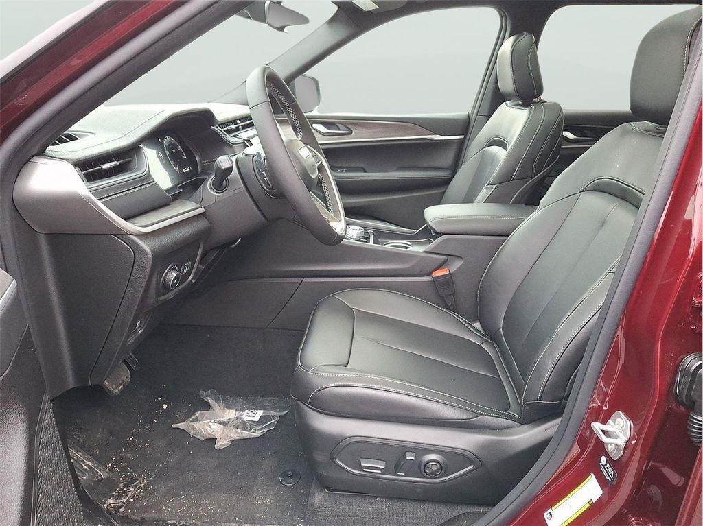 new 2025 Jeep Grand Cherokee car, priced at $46,015