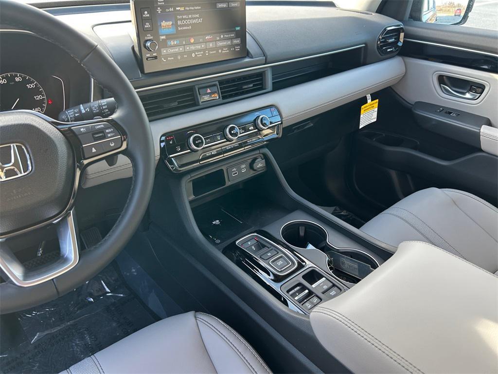 new 2025 Honda Pilot car, priced at $47,780