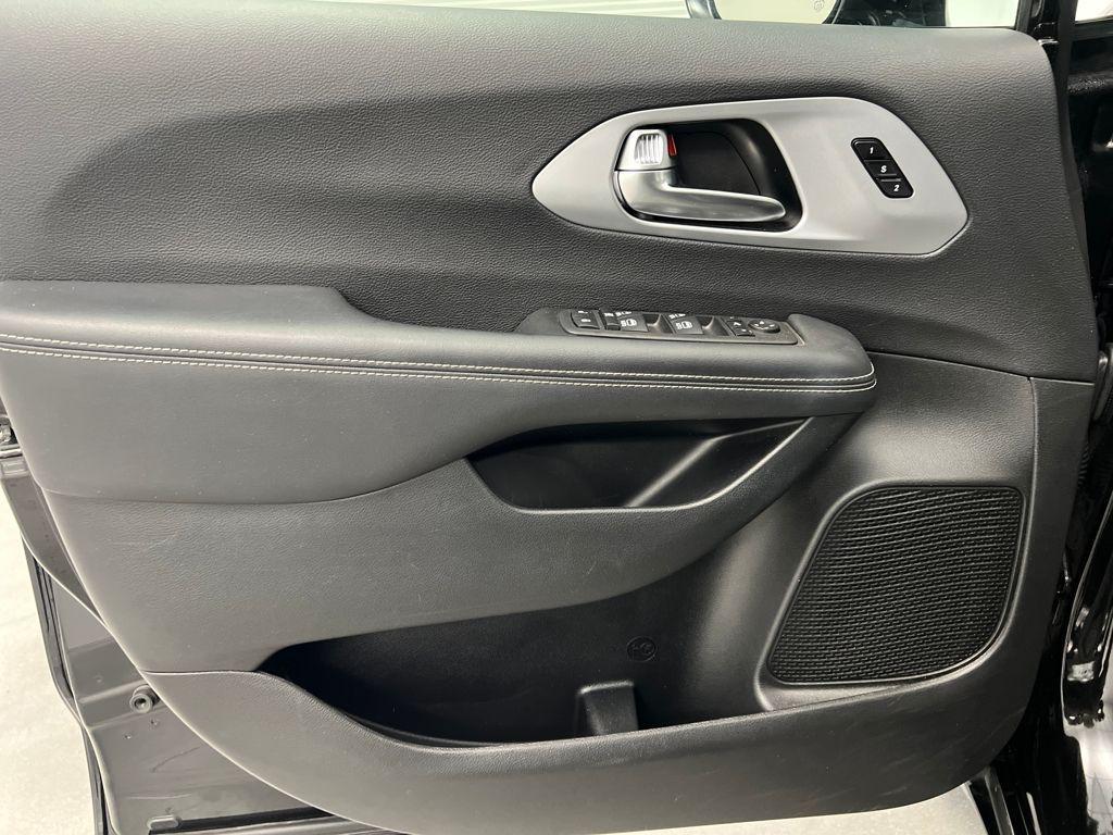 used 2025 Chrysler Pacifica car, priced at $37,389