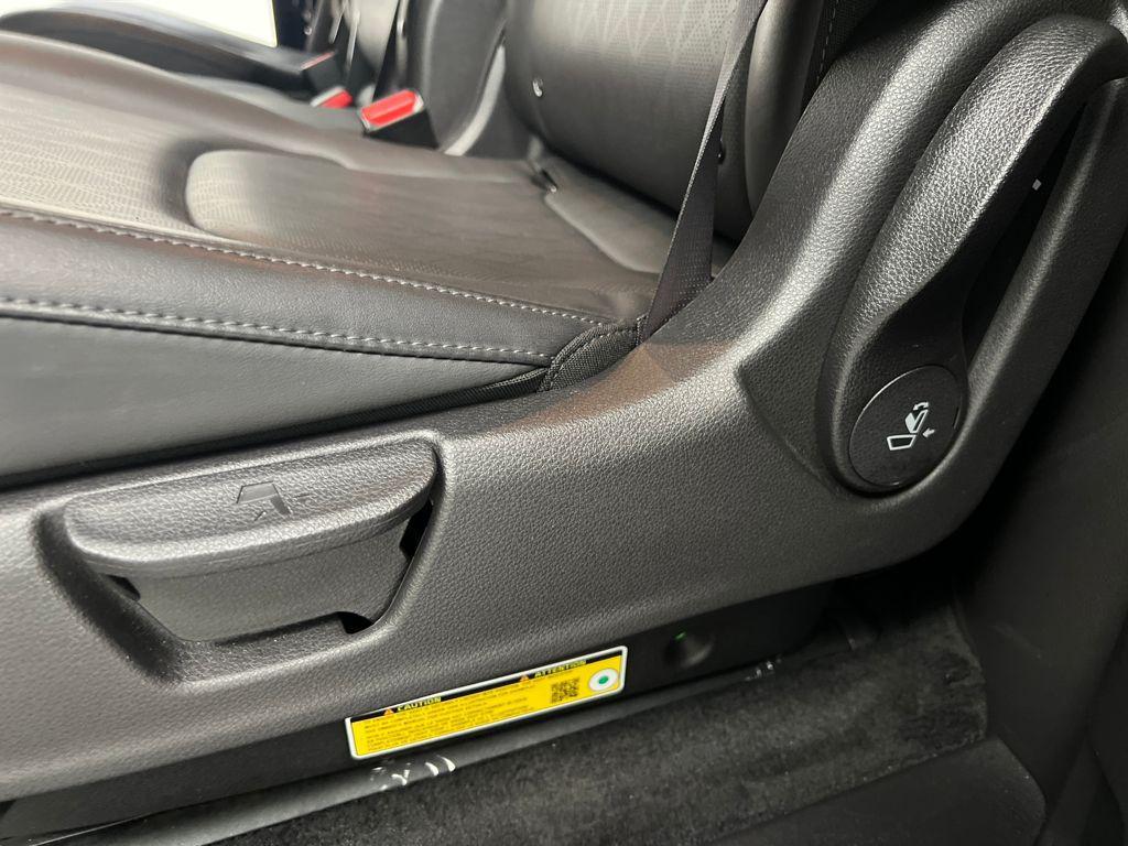 used 2025 Kia Carnival car, priced at $34,389