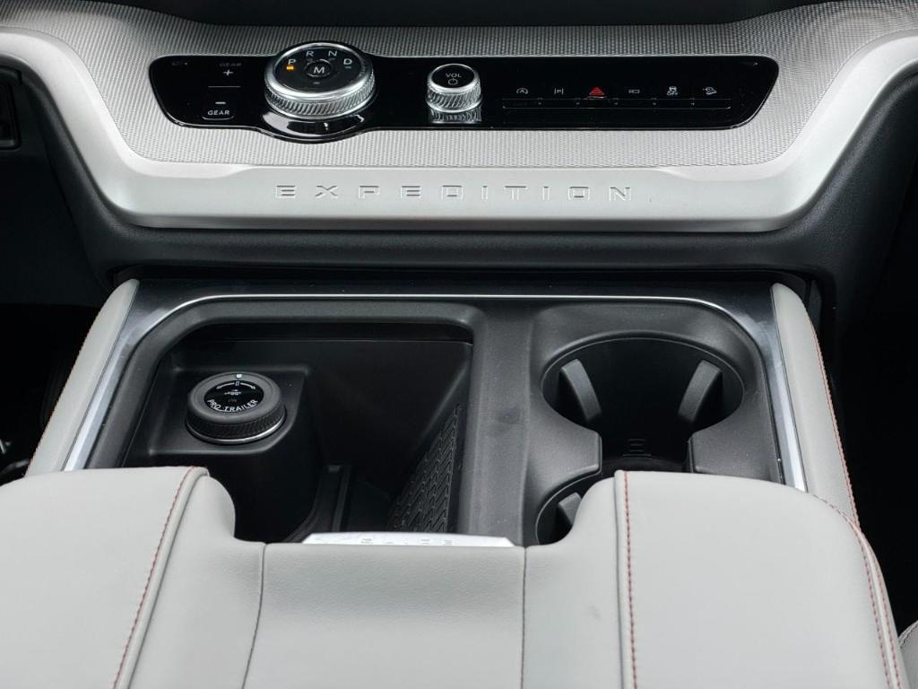 new 2025 Ford Expedition car, priced at $65,728