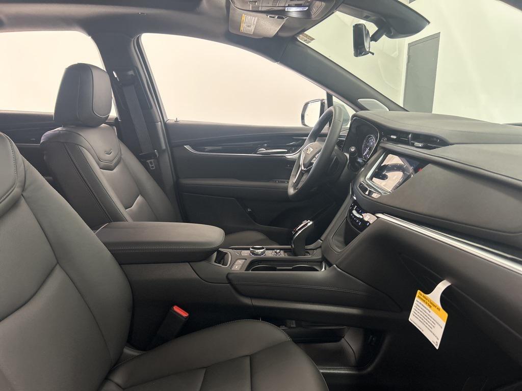 new 2025 Cadillac XT5 car, priced at $58,104