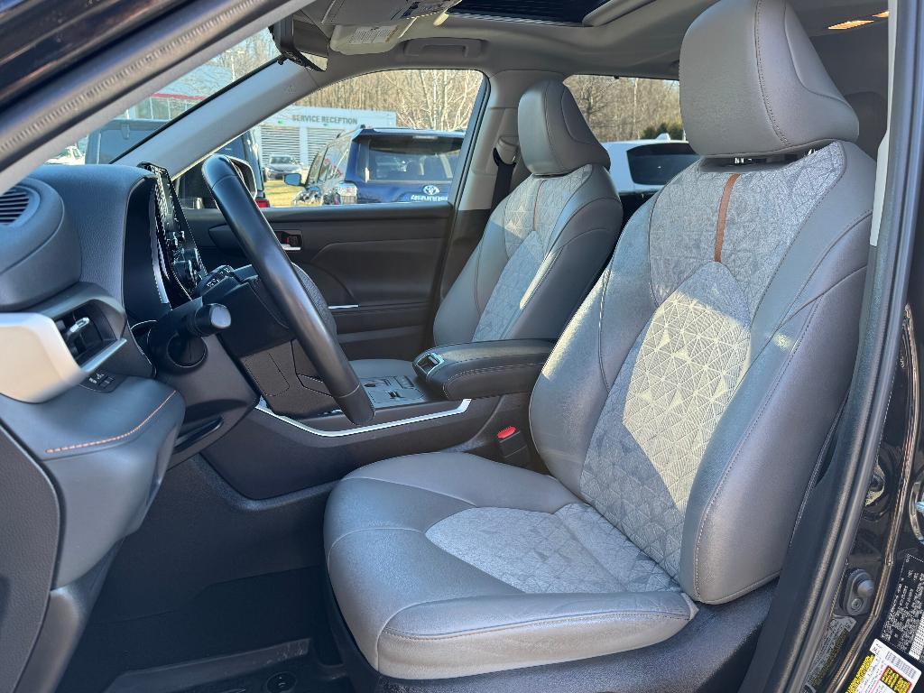used 2022 Toyota Highlander Hybrid car, priced at $36,777