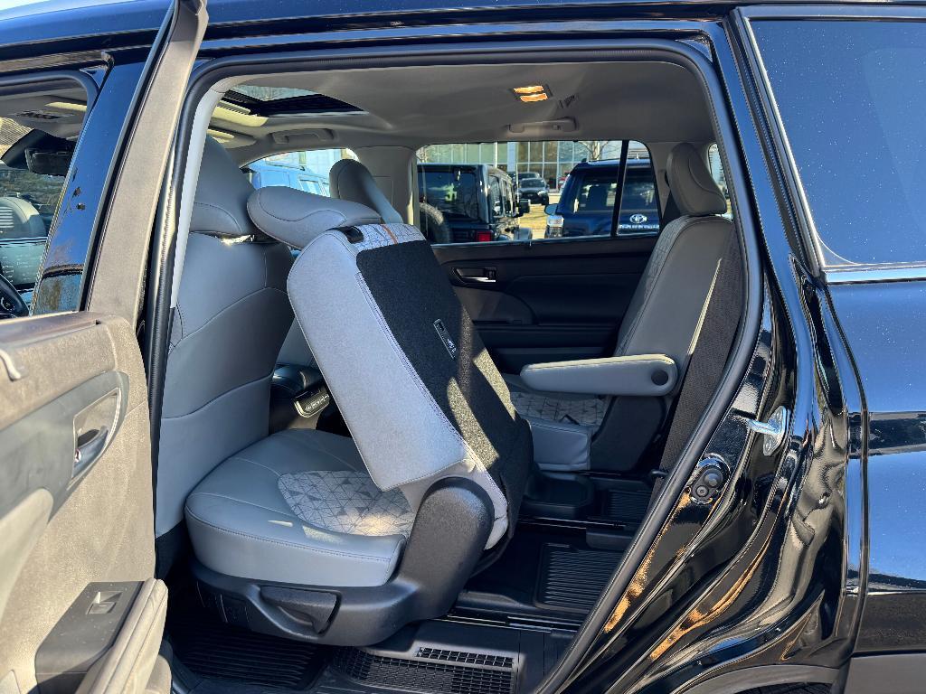 used 2022 Toyota Highlander Hybrid car, priced at $36,777