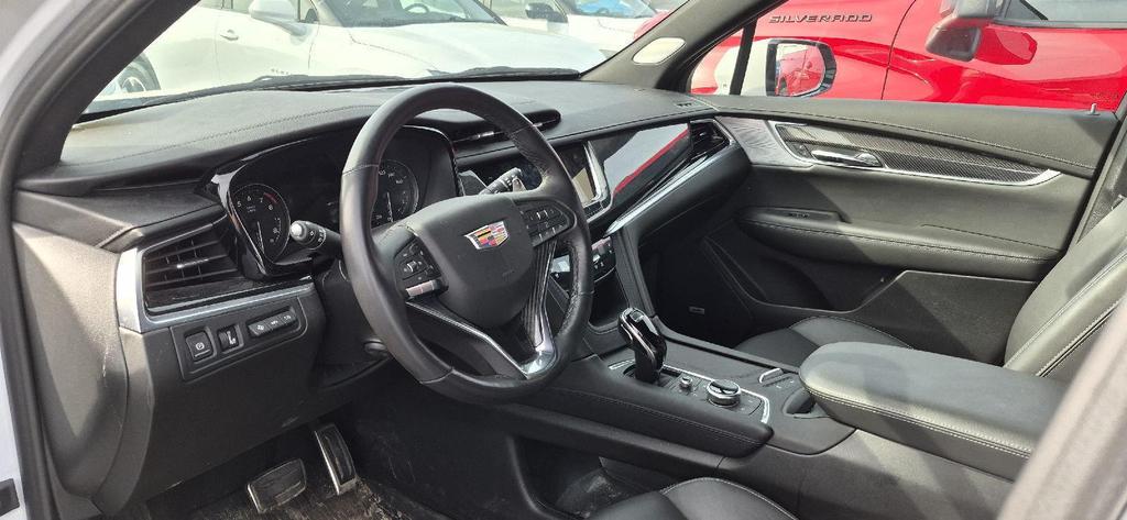 used 2025 Cadillac XT6 car, priced at $51,974