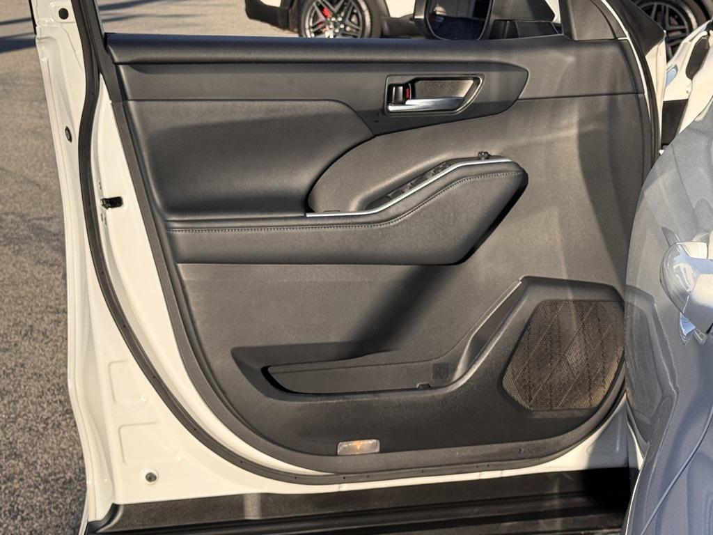 used 2022 Toyota Highlander car, priced at $31,251