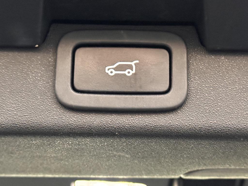 used 2018 Land Rover Discovery car, priced at $15,751