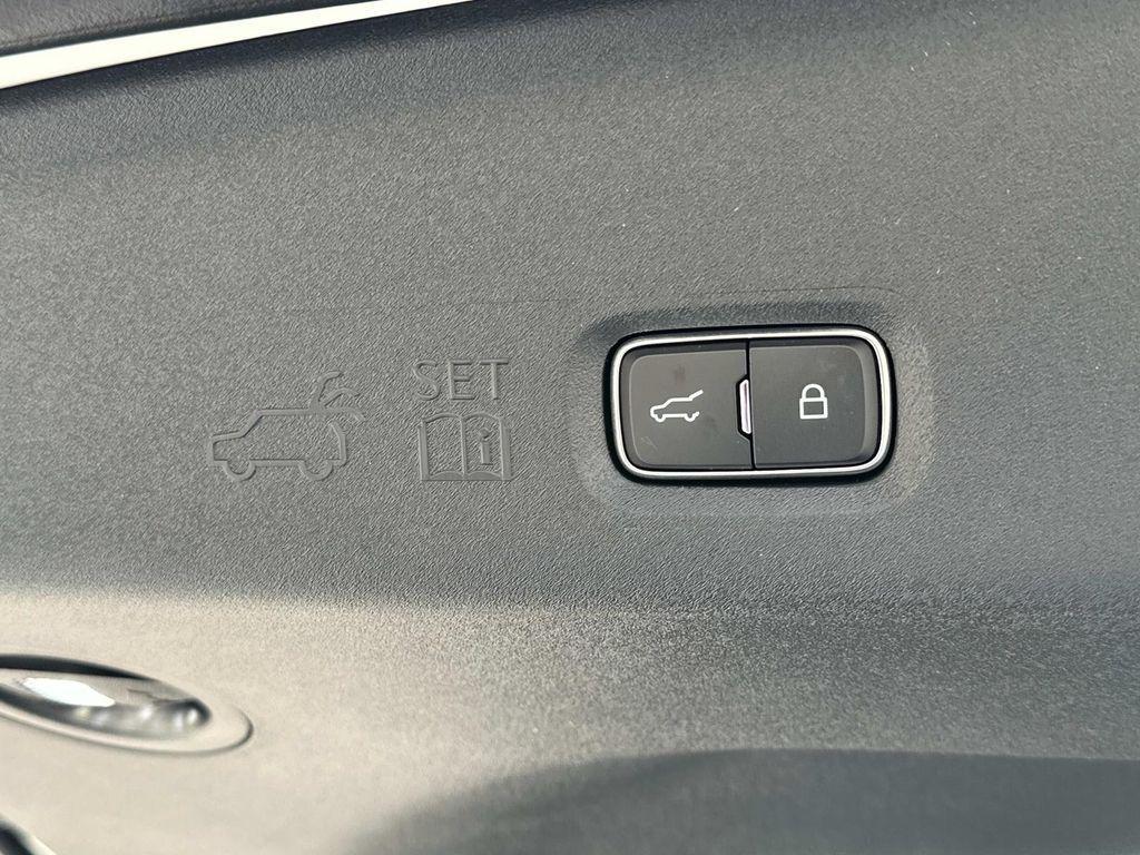 new 2025 Lincoln Navigator car, priced at $102,075