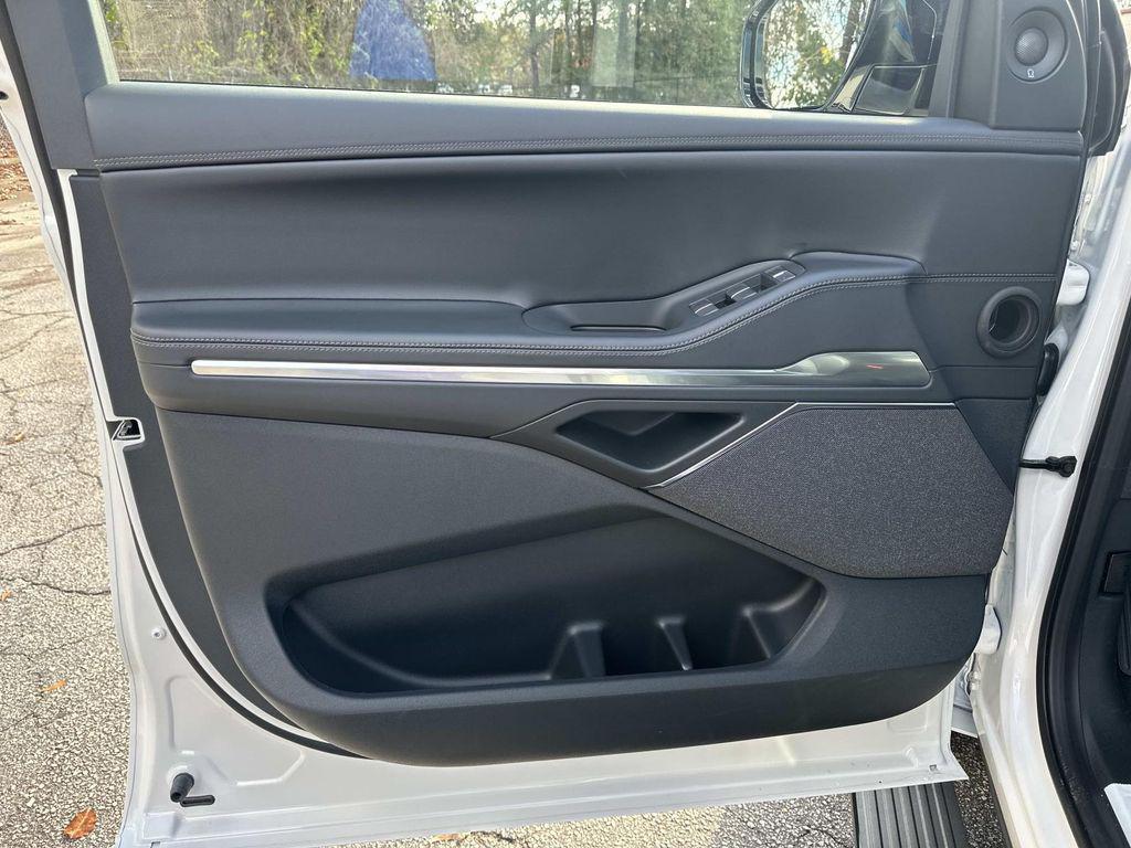 new 2025 Lincoln Navigator car, priced at $102,075