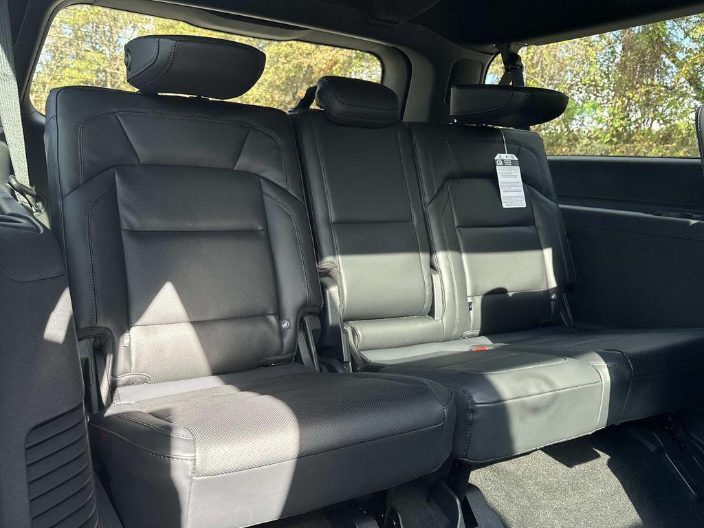 new 2025 Lincoln Navigator car, priced at $102,075