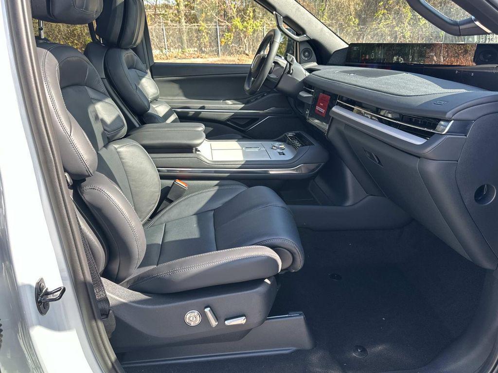 new 2025 Lincoln Navigator car, priced at $105,672